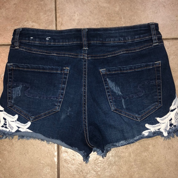 Ardene Jean lace shorts - Picture 2 of 3